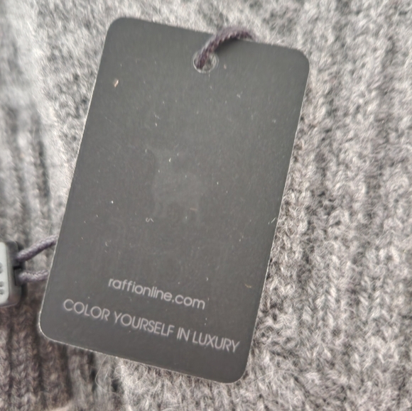 100% Pure Cashmere Raffi scarf - Picture 4 of 5